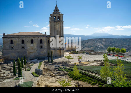 À l'intérieur du château - Fortaleza de la Mota - montrant l'église reconstruite, les fouilles et les lavandes jardin, Alcala la Real, Andalousie, espagne. Banque D'Images