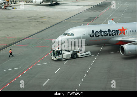 01.03.2019, Singapour, République de Singapour, en Asie - un Airbus A320 Jetstar avion du passager à l'aéroport Changi de Singapour. Banque D'Images