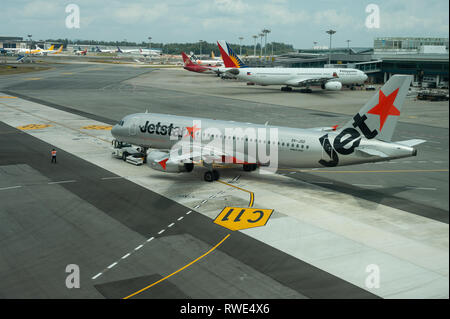 01.03.2019, Singapour, République de Singapour, en Asie - un Airbus A320 Jetstar avion du passager à l'aéroport Changi de Singapour. Banque D'Images