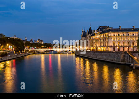 Reflétant les lumières de la Seine la nuit du Pont Neuf, avec Pont au Change et les tourelles de la Conciergerie sur l'Île de la Cité, Paris Banque D'Images