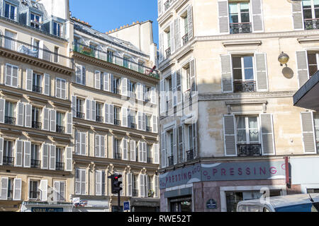 Paris appartements avec des volets en bois sur les fenêtres au soleil ,Rue Notre Dame de Lorette,St Georges dans le 9ème arrondissement de Paris Banque D'Images