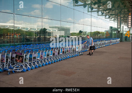 01.03.2019, Singapour, République de Singapour, en Asie - un passager est d'obtenir un chariot à bagages à l'extérieur du Terminal 3 de l'aéroport Changi de Singapour. Banque D'Images