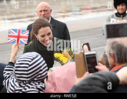 La duchesse de Cambridge s'adresse aux membres du public qu'elle quitte la tour de Blackpool après qu'elle et le duc de Cambridge s'est joint à une table ronde d'information sur l'histoire récente de la ville et des défis. Banque D'Images