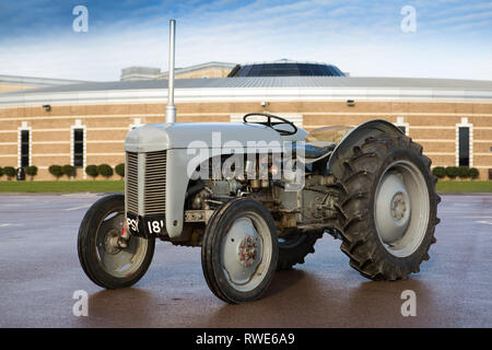 Un peu gris classique 1950 Ferguson à l'extérieur du moteur de Gaydon museum UK Banque D'Images