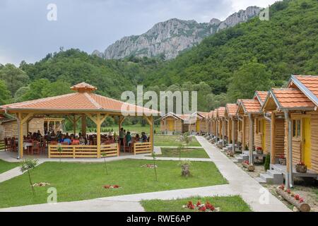 Récemment construit de ethno village avec des cabanes en bois et un restaurant appelé Lili a frappé près de la rivière Jerma dans le sud-est de la Serbie Banque D'Images