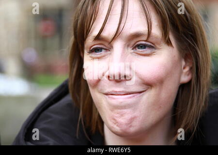 Jess Phillips membre du parlement pour Birmingham Yardley, représenté à la place du Parlement, Westminster, London, UK, tout en assistant à un rassemblement de plusieurs organisations pour les droits des femmes le 5 mars 2019. Harcèlement sexuel sur le lieu de travail. Le réseau des femmes musulmanes au Royaume-Uni. Les députés du parti du travail. Les hommes politiques britanniques. La politique britannique. Les hommes politiques britanniques. Banque D'Images