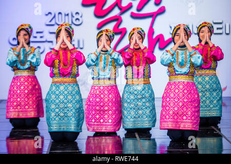 Des danseurs indonésiens qui dansent le traditionnel Ratoh Jrooe au festival de danse Mask à Andong, en Corée du Sud Banque D'Images