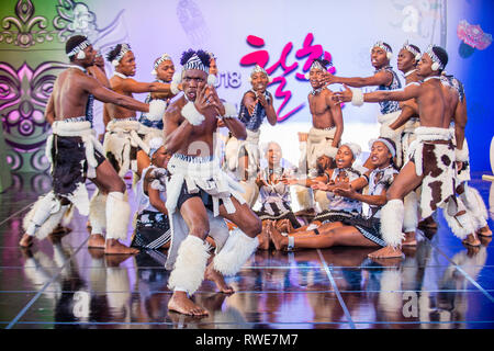 Des danseurs sud-africains d'Amazebra folklore Dance ensemble se produisent au festival de la danse maskdance qui s'est tenu à Andong, en Corée du Sud Banque D'Images