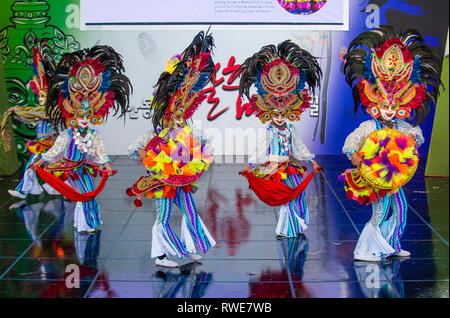 Des danseurs philippins du festival Masskara de Bacolod se produisent au festival de la danse maskale qui s'est tenu à Andong, en Corée du Sud Banque D'Images