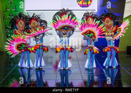 Des danseurs philippins du festival Masskara de Bacolod se produisent au festival de la danse maskale qui s'est tenu à Andong, en Corée du Sud Banque D'Images