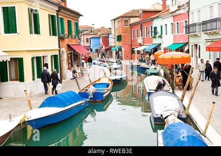 Bateaux à Murano à quai dans les nombreux canaux avec les personnes qui s'y passé. L'île de Murano est très coloré. Banque D'Images