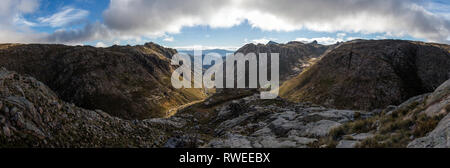 La photographie de paysage de la Serra do Gerês. Panorâmica da Serra do Gerês, com vista para a o Vale do Touça. Banque D'Images