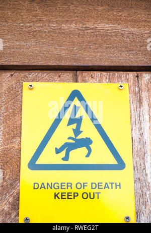 Un panneau d'avertissement indiquant "Danger de mort - Conserver hors' sur un poste électrique britannique Banque D'Images