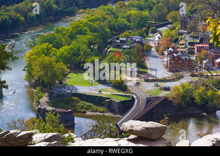 Vue sur pont de chemin de fer de l'autre côté de la rivière de Harpers Ferry National Historic Park et la ville. Au début de l'automne des signes dans le paysage du parc de la Virginie de l'Ouest. Banque D'Images