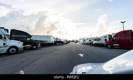 Camions, dry van, reportez-vous, pilote, à plat Banque D'Images