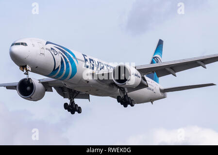 Avion de ligne Boeing 777 à réaction d'EgyptAir atterrissant à l'aéroport de Londres Heathrow, Royaume-Uni. Schéma Horus Banque D'Images