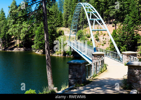 Wagon Creek Passerelle enjambant le lac Siskiyou près de Mt. Shasta, Californie, USA. Banque D'Images