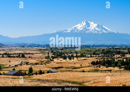 Les terres agricoles à Mt. Shasta dans le fond près de Mt. Shasta, Californie, USA Banque D'Images