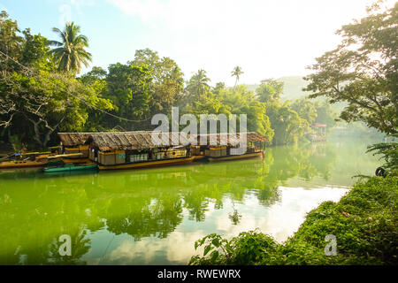 Excursion en bateau Rivière exotiques et les touristes à Bohol, Philippines - Loboc Banque D'Images