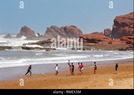 Le football sur la plage, Legzira plage près de Sidi Ifni, Maroc Banque D'Images
