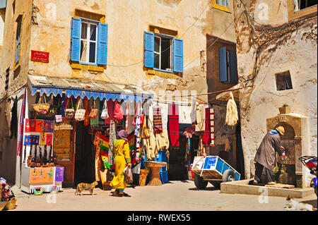 Scène de rue, Rue Al Mellah, Medina, Essaouira, Maroc Banque D'Images