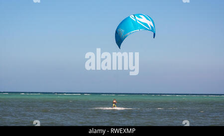 Kitesurfer en bleu, sur l'eau à Bulabog Beach - Boracay Island, Philippines - Panay Banque D'Images