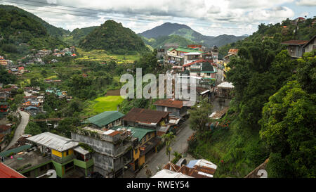 Village de montagne avec des terrasses de riz et de la vallée verte - Banaue, Ifugao, Philippines Banque D'Images