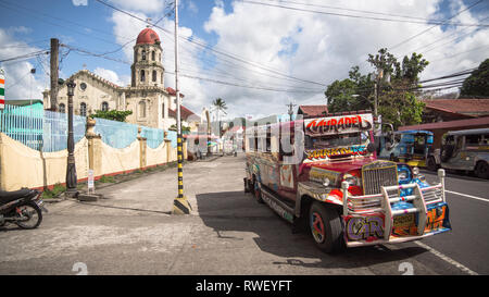 Jeepney colorés et Eglise espagnole Scène dans Legazpi, à Albay, Philippines Banque D'Images