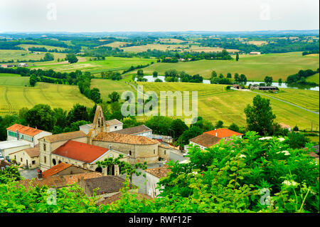 Village et vue sur le Lot-et-Garonne campagne depuis la Vierge de Monbahus, Monbahus, Lot-et-Garonne, Aquitaine, France Banque D'Images