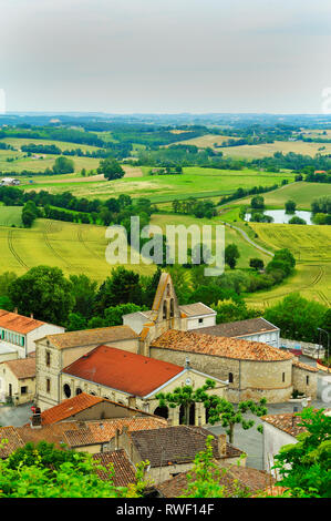 Village et vue sur le Lot-et-Garonne campagne depuis la Vierge de Monbahus, Monbahus, Lot-et-Garonne, Aquitaine, France Banque D'Images