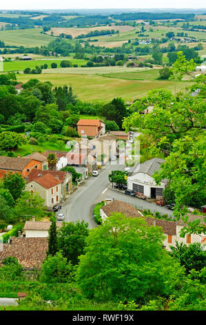 Village et vue sur le Lot-et-Garonne campagne depuis la Vierge de Monbahus, Monbahus, Lot-et-Garonne, Aquitaine, France Banque D'Images