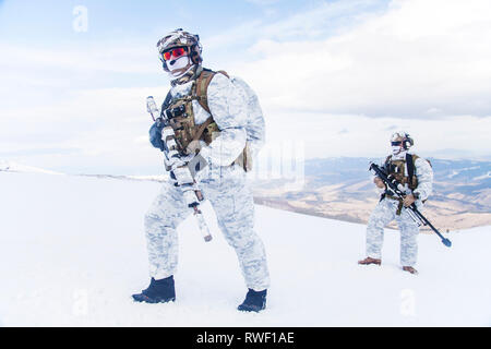 Les militaires de l'armée en hiver camo quelque part dans les montagnes. Banque D'Images