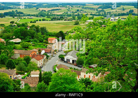 Village et vue sur le Lot-et-Garonne campagne depuis la Vierge de Monbahus, Monbahus, Lot-et-Garonne, Aquitaine, France Banque D'Images