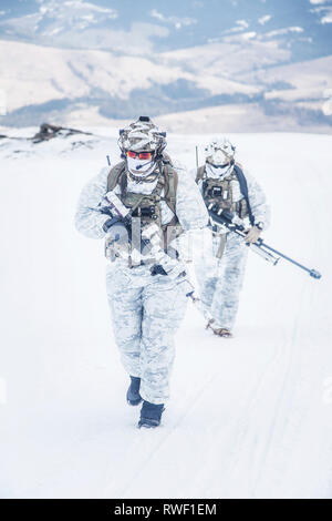 Les militaires de l'armée en hiver camo quelque part dans les montagnes. Banque D'Images