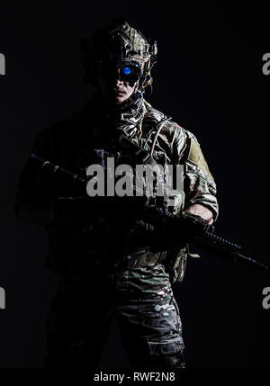 Membre de l'élite des rangers de l'armée américaine dans la lutte contre le casque et le dispositif de vision nocturne. Banque D'Images