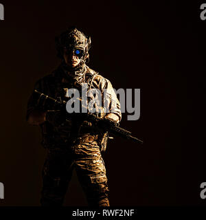 Membre de l'élite des rangers de l'armée américaine dans la lutte contre le casque et le dispositif de vision nocturne. Banque D'Images