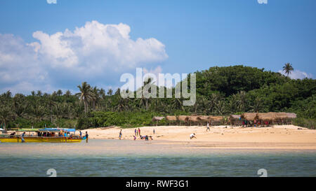 Des groupes de touristes, des bateaux, et des cabines de plage sur l'île de Sable et Manlawi - Caramoan, Philippines Banque D'Images