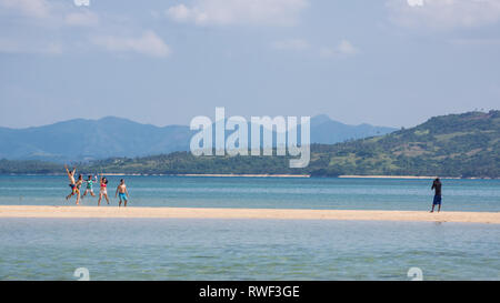 Manlawi Sandbar touristes Tir en photo - Caramoan, Philippines Banque D'Images