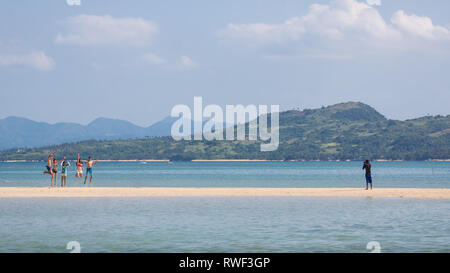 Manlawi Sandbar touristes Tir en photo - Caramoan, Philippines Banque D'Images