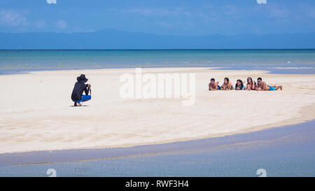 Manlawi Sandbar photographe avec qui posent les touristes - Caramoan, Philippines Banque D'Images