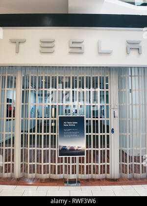 Los Angeles, USA, Mars 2019 : voiture Tesla Store fermé après l'annonce de la fermeture de l'entreprise Tesla Inc tous les points de vente au détail et en déplaçant toutes les ventes en ligne. L Banque D'Images