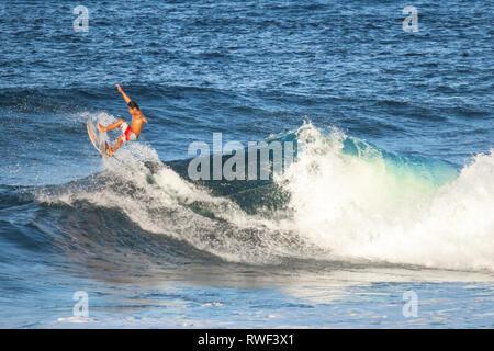 Surfer en surfant sur la vague de saut Cloud 9 - Siargao, Philippines Banque D'Images