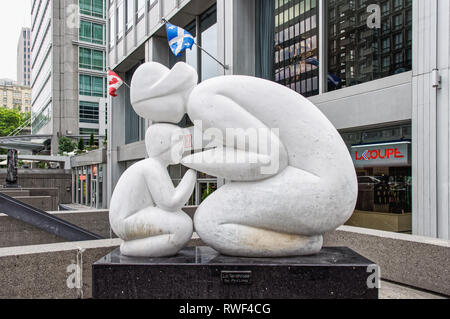 Montréal, Québec Canada - le 27 juin 2010 : Cette sculpture en marbre de Carrare blanc intitulé 'La Tendresse' par Paul Lancz dépeint une mère embrassant son ch Banque D'Images