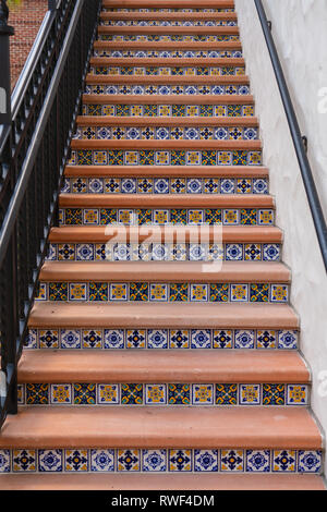 Carreaux de céramique et de terre cuite, escalier dans les tons de jaune et orange bleu Banque D'Images