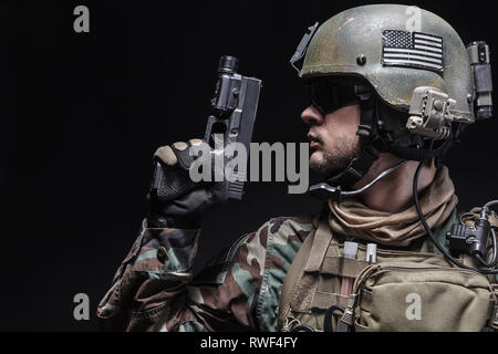 U.S. Marine Corps special operations command Marsoc raider avec pistolet. Banque D'Images