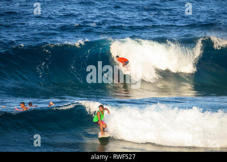 2 Surfers Prendre 2 vagues en même temps - Cloud 9 - Philippines Siargao, Banque D'Images