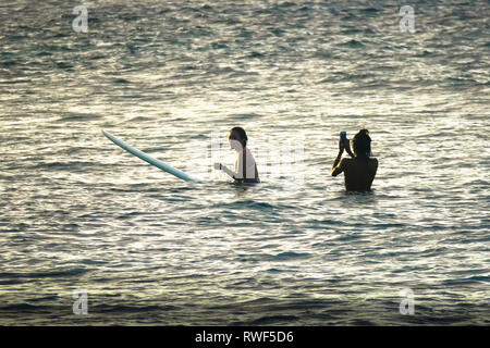 Instructeur de surf en prenant des photos pour femme internaute client - Cloud 9 - Siargao, Philippines Banque D'Images