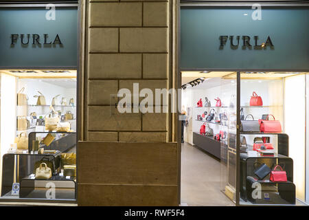 ROME, ITALIE - circa 2017, novembre : entrée d'une boutique Furla à Rome. Banque D'Images