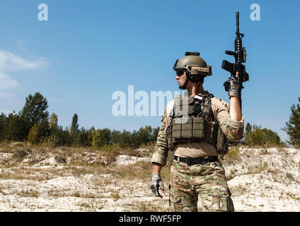 Rangers de l'armée américaine avec arme dans le désert. Banque D'Images