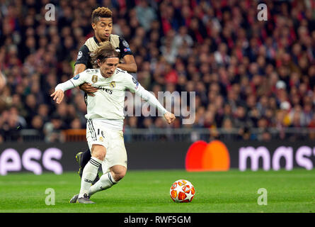 Real Madrid CF's Luka Modric et AFC Ajax's David Derempa au cours de match de la Ligue des Champions, tour de 16, deuxième manche entre le Real Madrid et l'AFC Ajax à Santiago Bernabeu à Madrid. (Score final : Real Madrid 1-4 Ajax) Banque D'Images